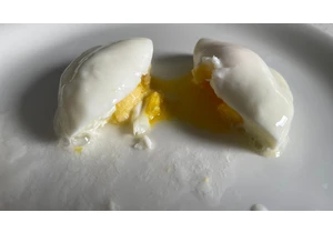 This 1-Minute Microwave Hack Makes Perfect Poached Eggs