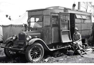 Vintage Wooden Homes on Wheels: Photos of Mobile Living from Early 20th Century