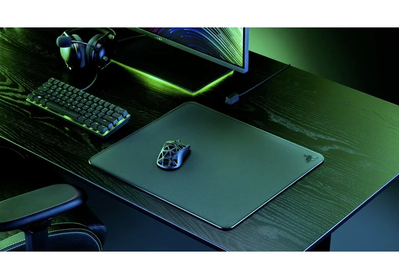  Razer Releases the Atlas, Its First-Ever Glass Mouse Mat 