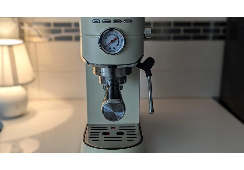 This Casabrews Espresso Machine Was Crafted by Coffee Nerds and Fits in Any Space