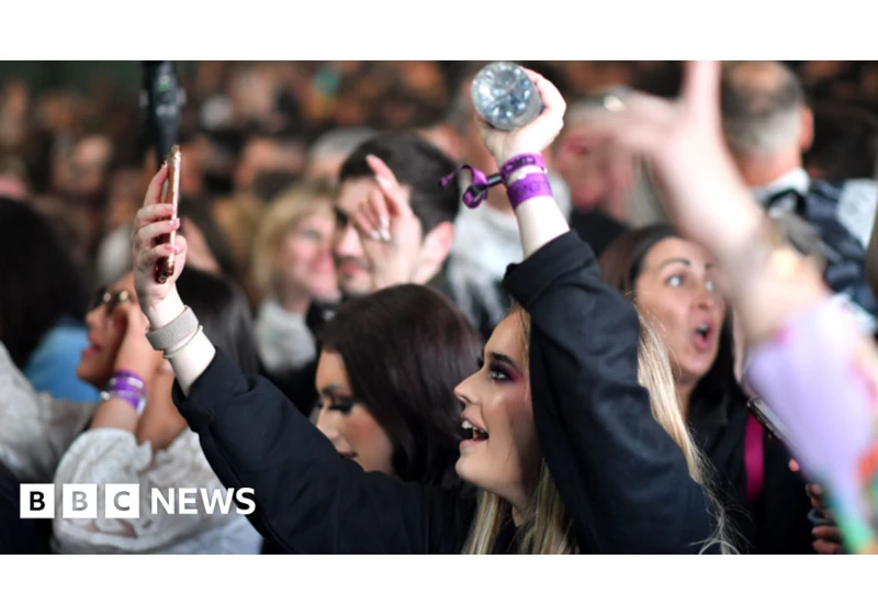 Nightclub stickers over smartphone rule divides the dancefloor