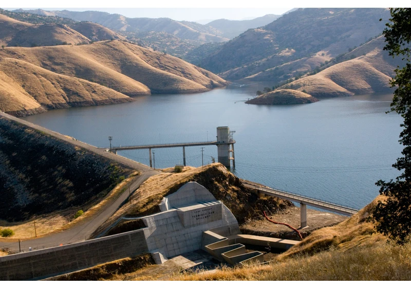 Decision to dump water from Tulare County lakes altered after confusing locals