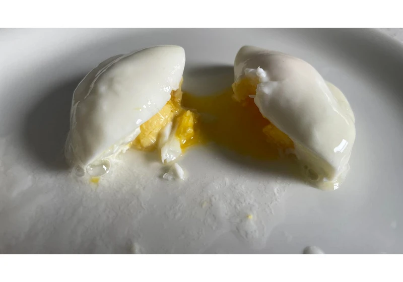 This 1-Minute Microwave Hack Makes Perfect Poached Eggs