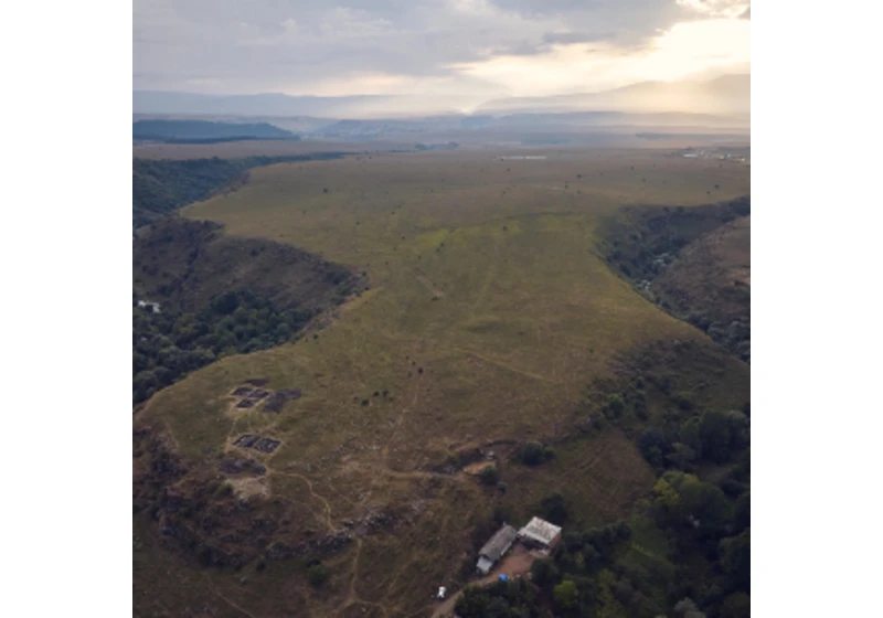 Archeologové s dronem zmapovali megapevnost doby bronzové Dmanisi Gora