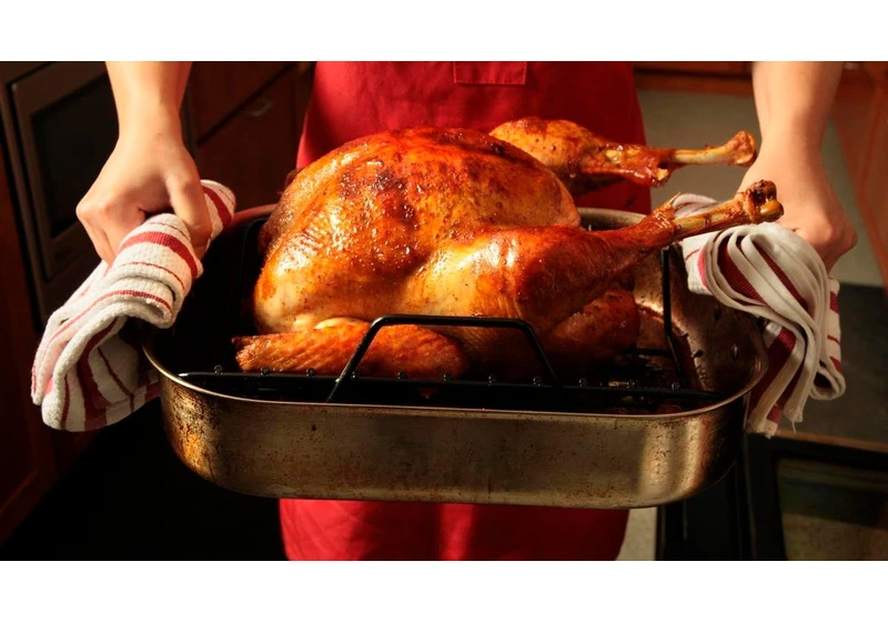 Here's How Most People Screw up the Turkey on Thanksgiving, According to an Expert