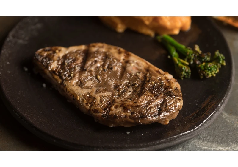 Rib eye steak na talíři, ale kráva se směje. Izraelci pomocí 3D tisku pěstují maso jako od řezníka