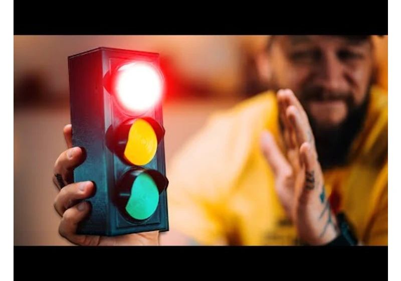 This TRAFFIC Light is a Puzzle Box!!