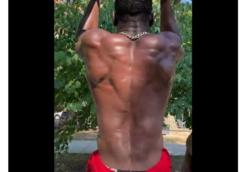 Get a BIGGER BACK with Pull ups 💪🏾👍🏾✊🏾☝🏾 #shorts