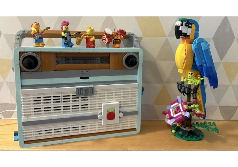  Raspberry Pi upgrades Lego retro radio into the real thing 