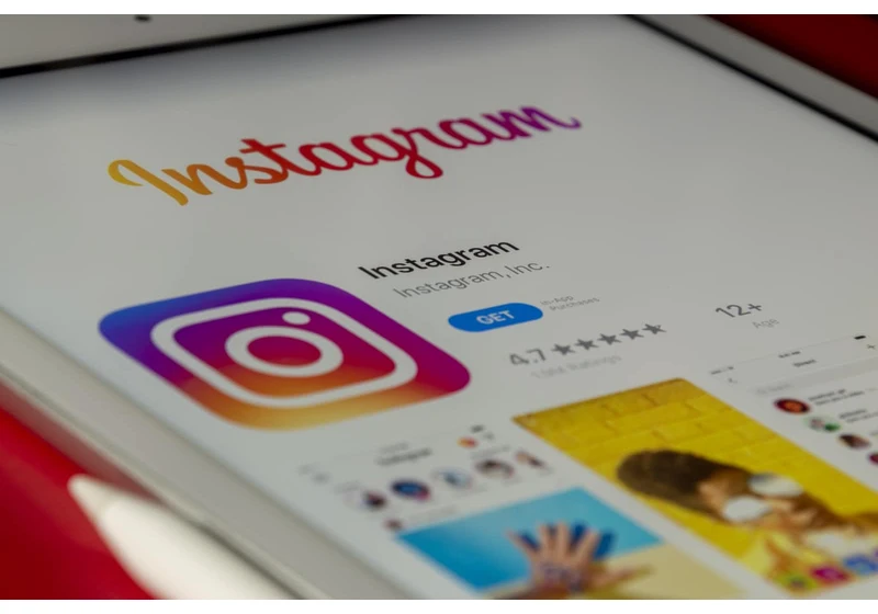 Instagram Clone with GraphQL 
through Hasura