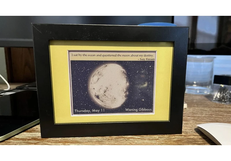  Raspberry Pi Moon Calendar Shows Lunar Cycle With e-Ink Display 